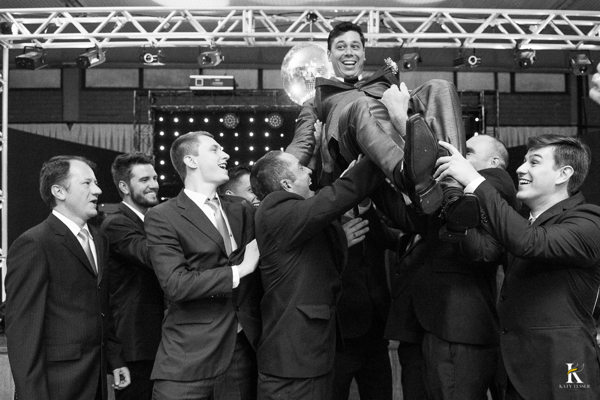 CASAMENTO CORONEL VIVIDA PARANA PADRINHOS JOGANDO O NOIVO PRO AR