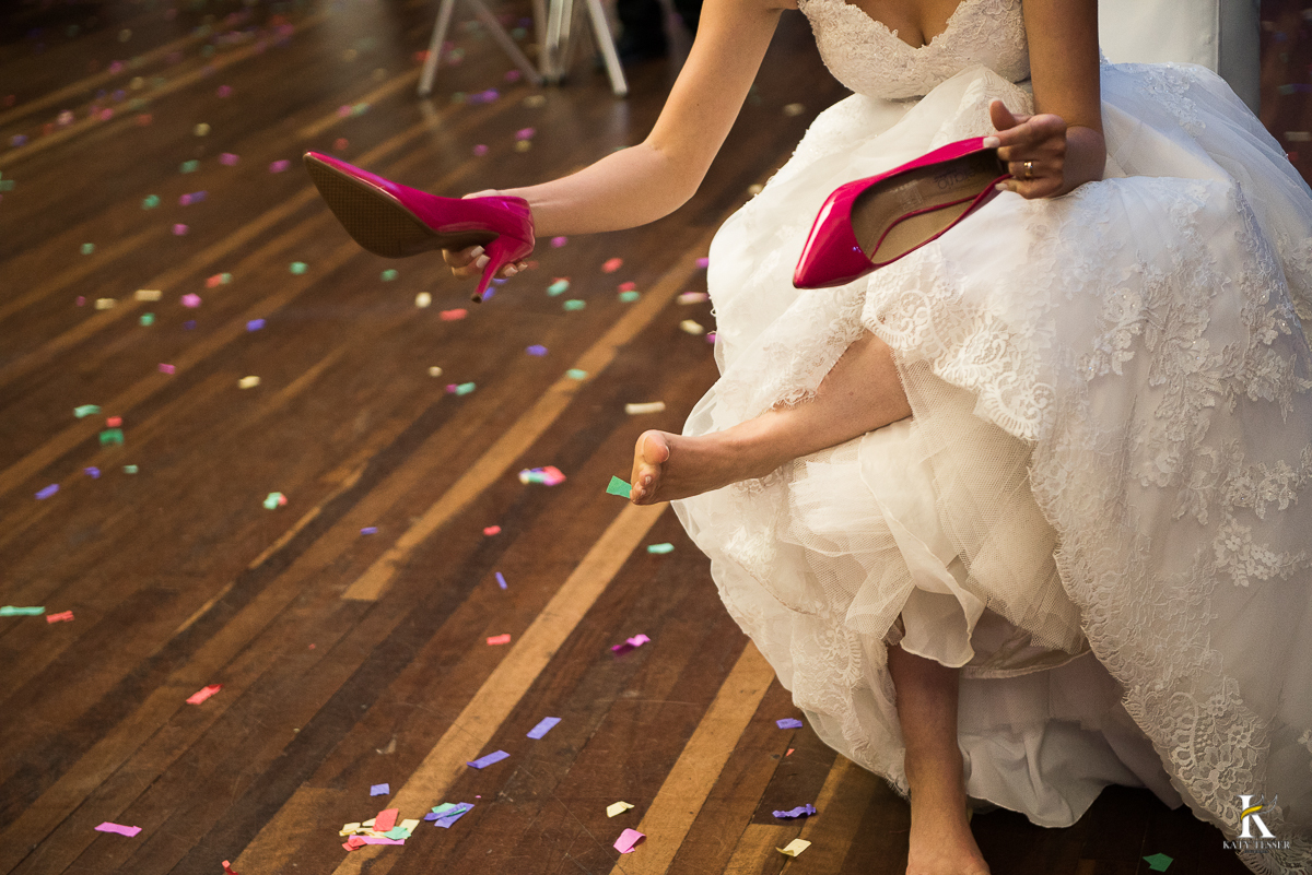 CASAMENTO CORONEL VIVIDA PARANA NOIVA TROCANDO O SAPATO ROSA NA RECEPÇÃO