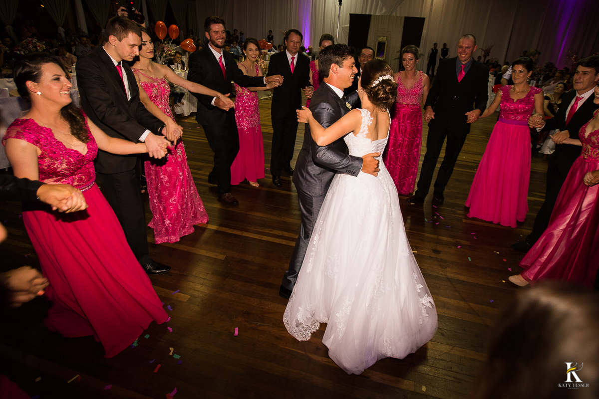 CASAMENTO CORONEL VIVIDA PARANA VALSA DOS NOIVOS E DANÇA COREOGRAFADA COM OS PADRINHOS NA FESTA