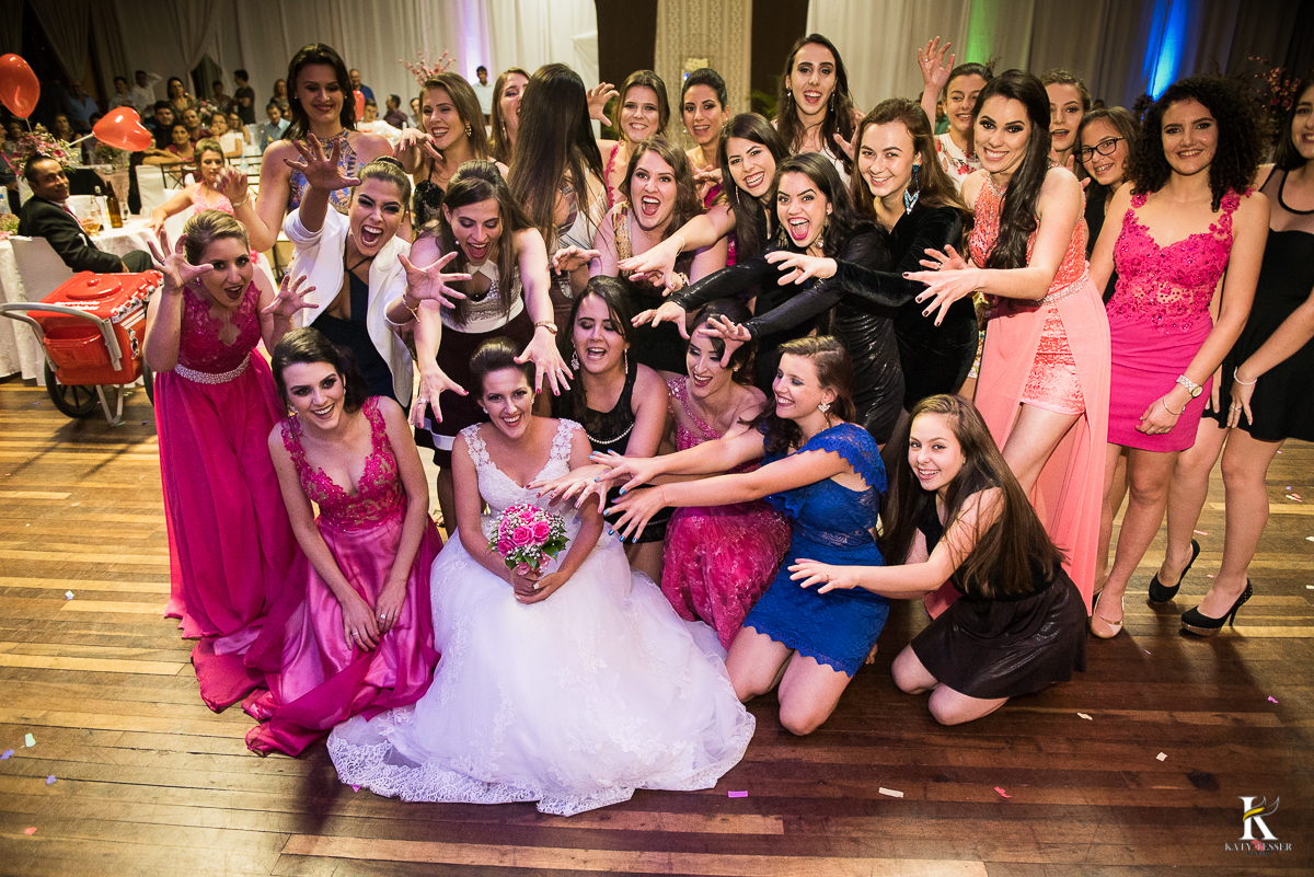 CASAMENTO CORONEL VIVIDA PARANA MULHERES SOLTEIRAS PEGANDO O BUQUET DA NOIVA NA RECEPÇÃO