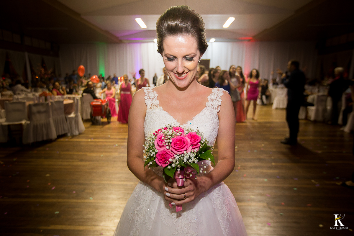 CASAMENTO CORONEL VIVIDA PARANA NOIVA COM O BUQUET PARA JOGAR