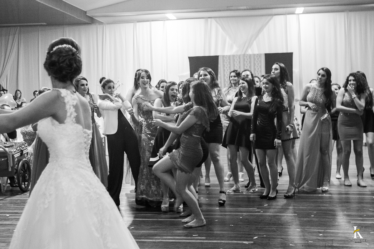 CASAMENTO CORONEL VIVIDA PARANA MULHERES PEGANDO O BUQUET DA NOIVA NA FESTA DE CASAMENTO