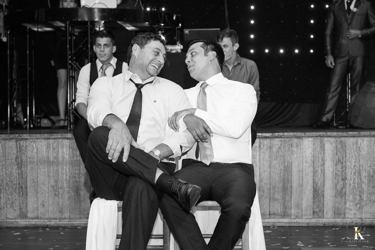 CASAMENTO CORONEL VIVIDA PARANA FESTA DE CASAMENTO COM BRINCADEIAS PARA OS CONVIDADOS LUZES DECORATIVAS CÊNICAS E CONVIDADOS SE DIVERTINDO COM TEQUILEIROS E MASCARAS 