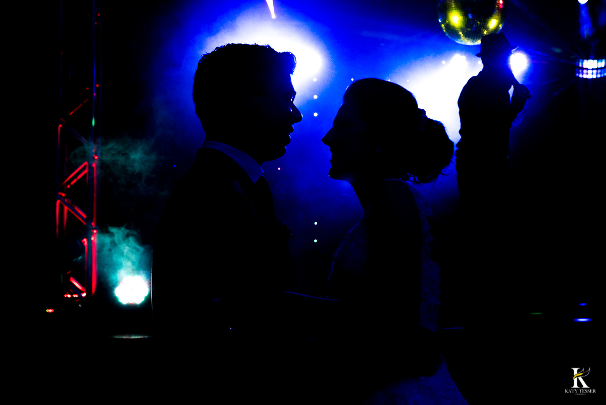 CASAMENTO CORONEL VIVIDA PARANA FESTA DE CASAMENTO COM BRINCADEIAS PARA OS CONVIDADOS LUZES DECORATIVAS CÊNICAS E CONVIDADOS SE DIVERTINDO COM TEQUILEIROS E MASCARAS 