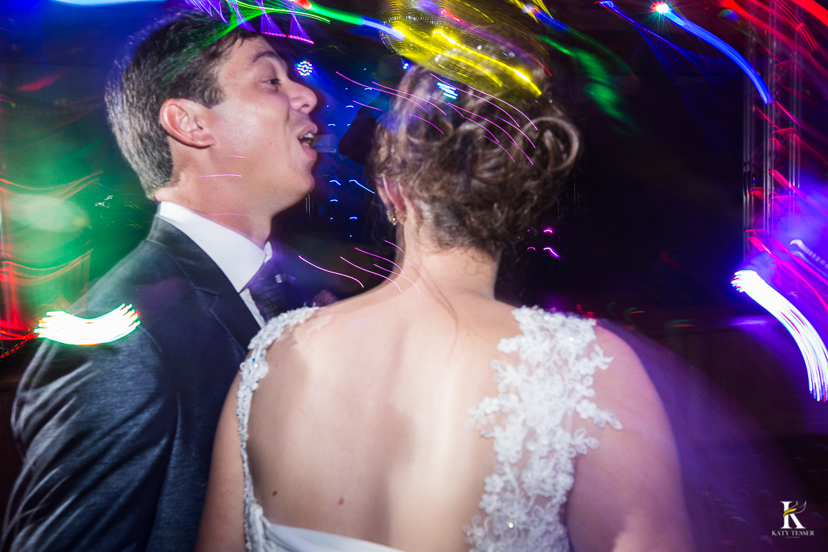 CASAMENTO CORONEL VIVIDA PARANA FESTA DE CASAMENTO COM BRINCADEIAS PARA OS CONVIDADOS LUZES DECORATIVAS CÊNICAS E CONVIDADOS SE DIVERTINDO COM TEQUILEIROS E MASCARAS 