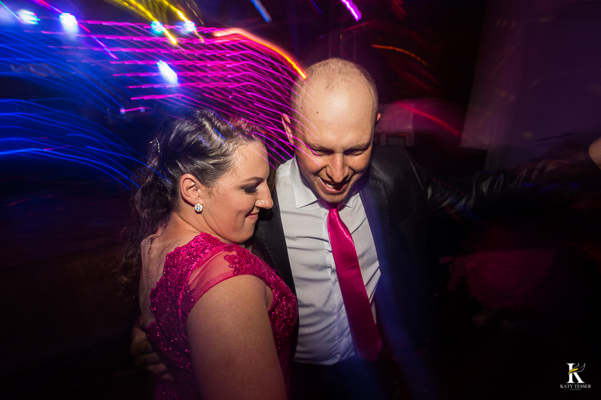 CASAMENTO CORONEL VIVIDA PARANA FESTA DE CASAMENTO COM BRINCADEIAS PARA OS CONVIDADOS LUZES DECORATIVAS CÊNICAS E CONVIDADOS SE DIVERTINDO COM TEQUILEIROS E MASCARAS 