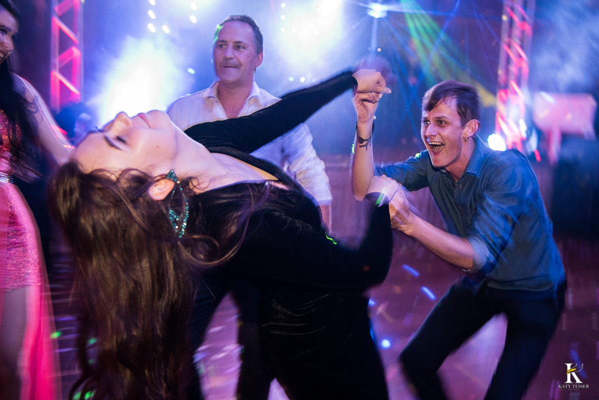 CASAMENTO CORONEL VIVIDA PARANA FESTA DE CASAMENTO COM BRINCADEIAS PARA OS CONVIDADOS LUZES DECORATIVAS CÊNICAS E CONVIDADOS SE DIVERTINDO COM TEQUILEIROS E MASCARAS 