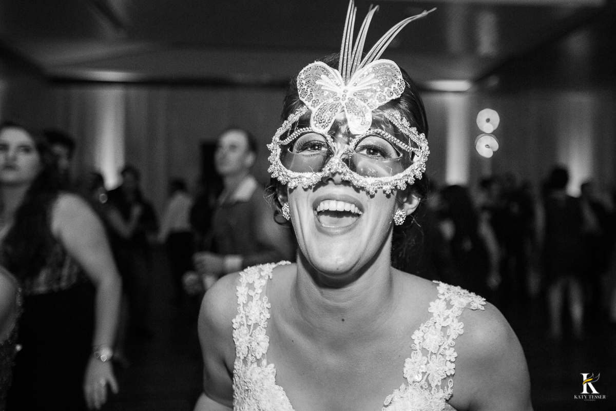 CASAMENTO CORONEL VIVIDA PARANA FESTA DE CASAMENTO COM BRINCADEIAS PARA OS CONVIDADOS LUZES DECORATIVAS CÊNICAS E CONVIDADOS SE DIVERTINDO COM TEQUILEIROS E MASCARAS 