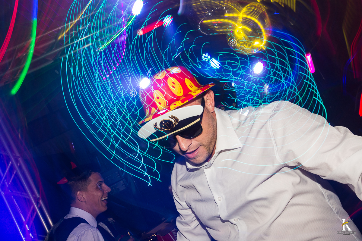 CASAMENTO CORONEL VIVIDA PARANA FESTA DE CASAMENTO COM BRINCADEIAS PARA OS CONVIDADOS LUZES DECORATIVAS CÊNICAS E CONVIDADOS SE DIVERTINDO COM TEQUILEIROS E MASCARAS 