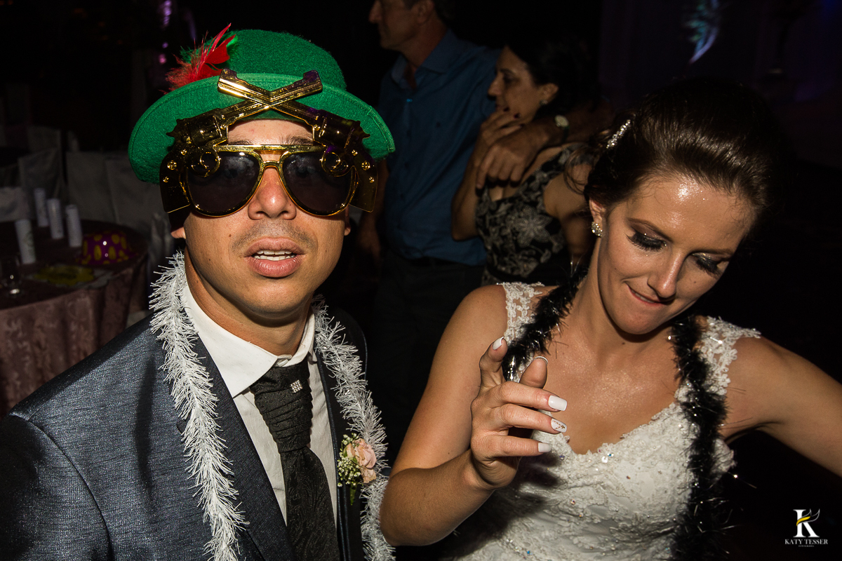 CASAMENTO CORONEL VIVIDA PARANA FESTA DE CASAMENTO COM BRINCADEIAS PARA OS CONVIDADOS LUZES DECORATIVAS CÊNICAS E CONVIDADOS SE DIVERTINDO COM TEQUILEIROS E MASCARAS 