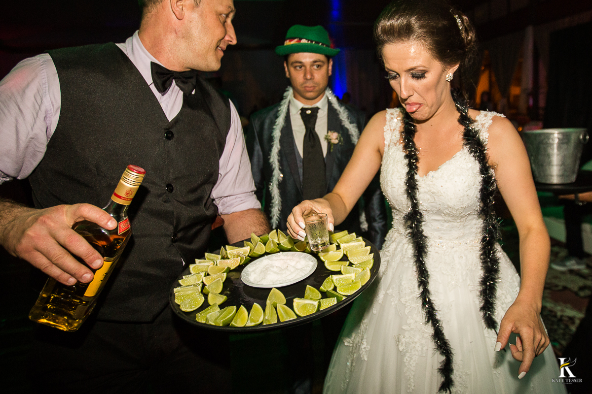 CASAMENTO CORONEL VIVIDA PARANA FESTA DE CASAMENTO COM BRINCADEIAS PARA OS CONVIDADOS LUZES DECORATIVAS CÊNICAS E CONVIDADOS SE DIVERTINDO COM TEQUILEIROS E MASCARAS 