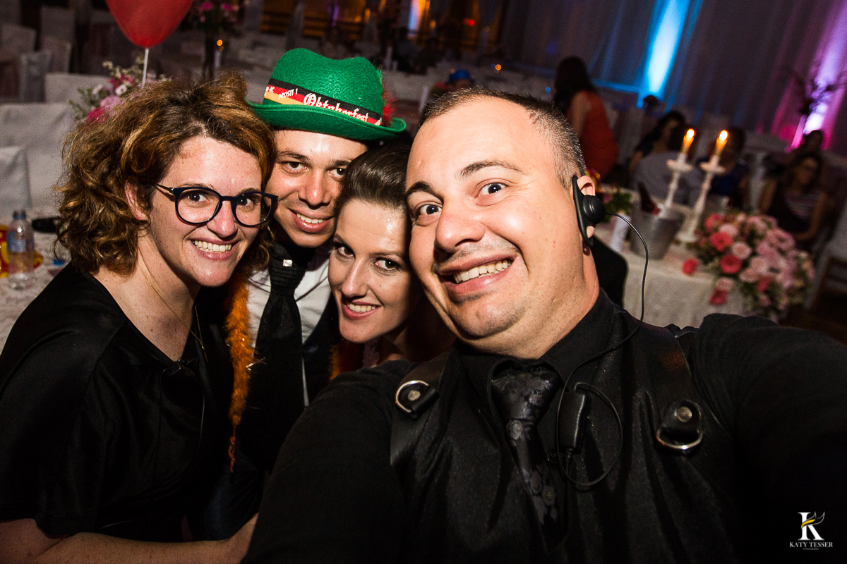 CASAMENTO CORONEL VIVIDA PARANA FESTA DE CASAMENTO COM BRINCADEIAS PARA OS CONVIDADOS LUZES DECORATIVAS CÊNICAS E CONVIDADOS SE DIVERTINDO COM TEQUILEIROS E MASCARAS E A FOTO COM OS FOTOGRAFOS DO CASAMENTO