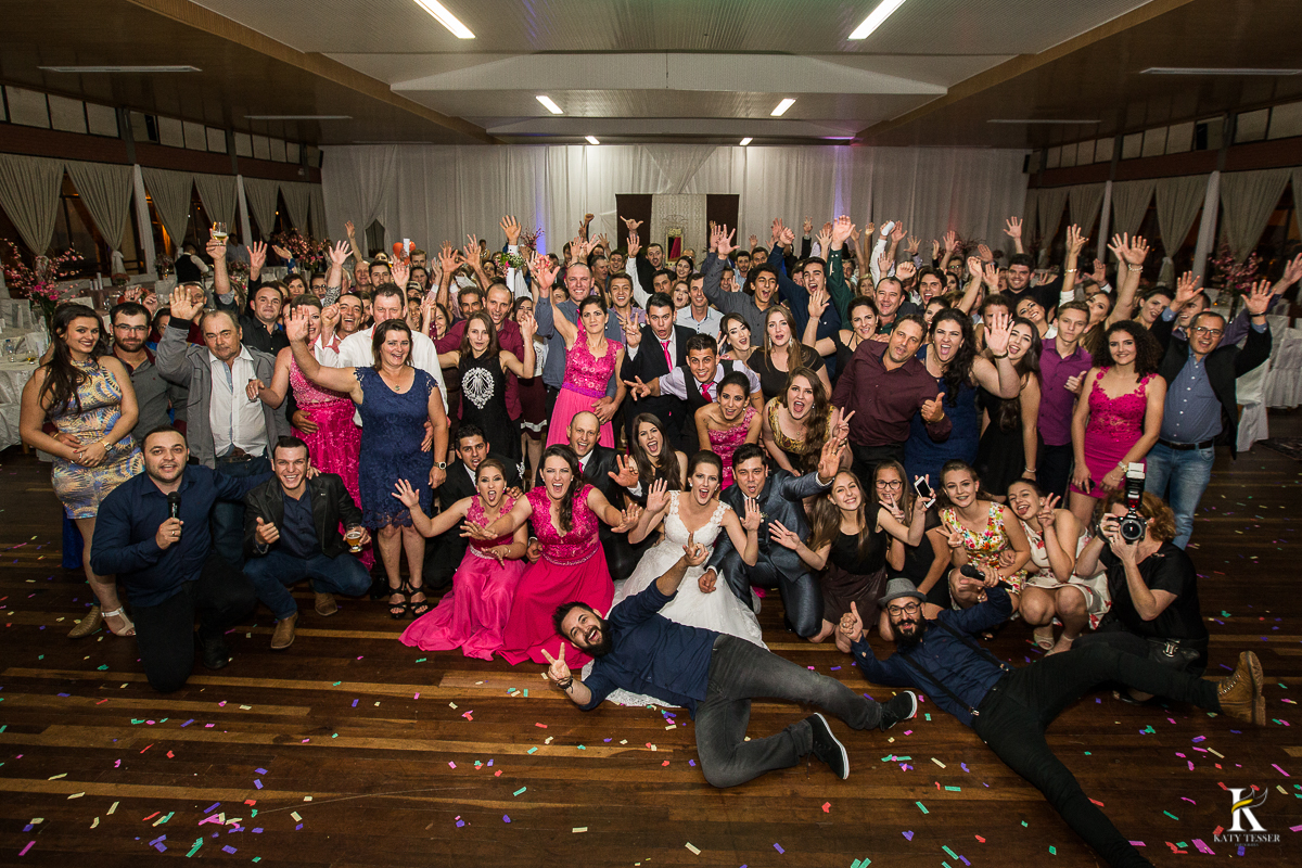 CASAMENTO CORONEL VIVIDA PARANA FESTA DE CASAMENTO COM BRINCADEIAS PARA OS CONVIDADOS LUZES DECORATIVAS CÊNICAS E CONVIDADOS SE DIVERTINDO COM TEQUILEIROS E MASCARAS 