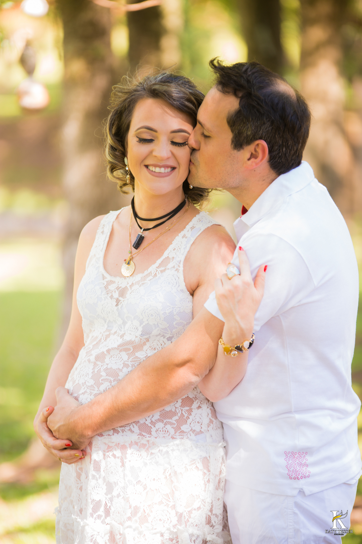 Book gestante honorio serpa com o marido e o cachorro na fazenda