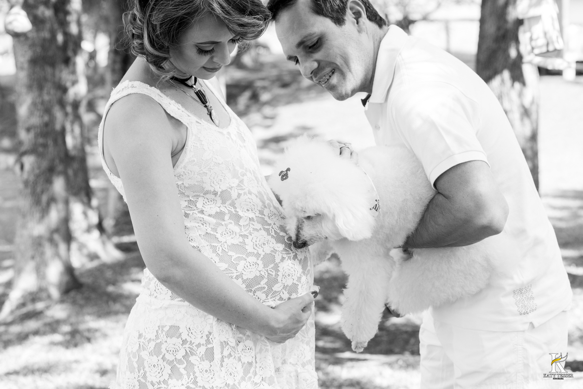 Book gestante honorio serpa com o marido e o cachorro na fazenda