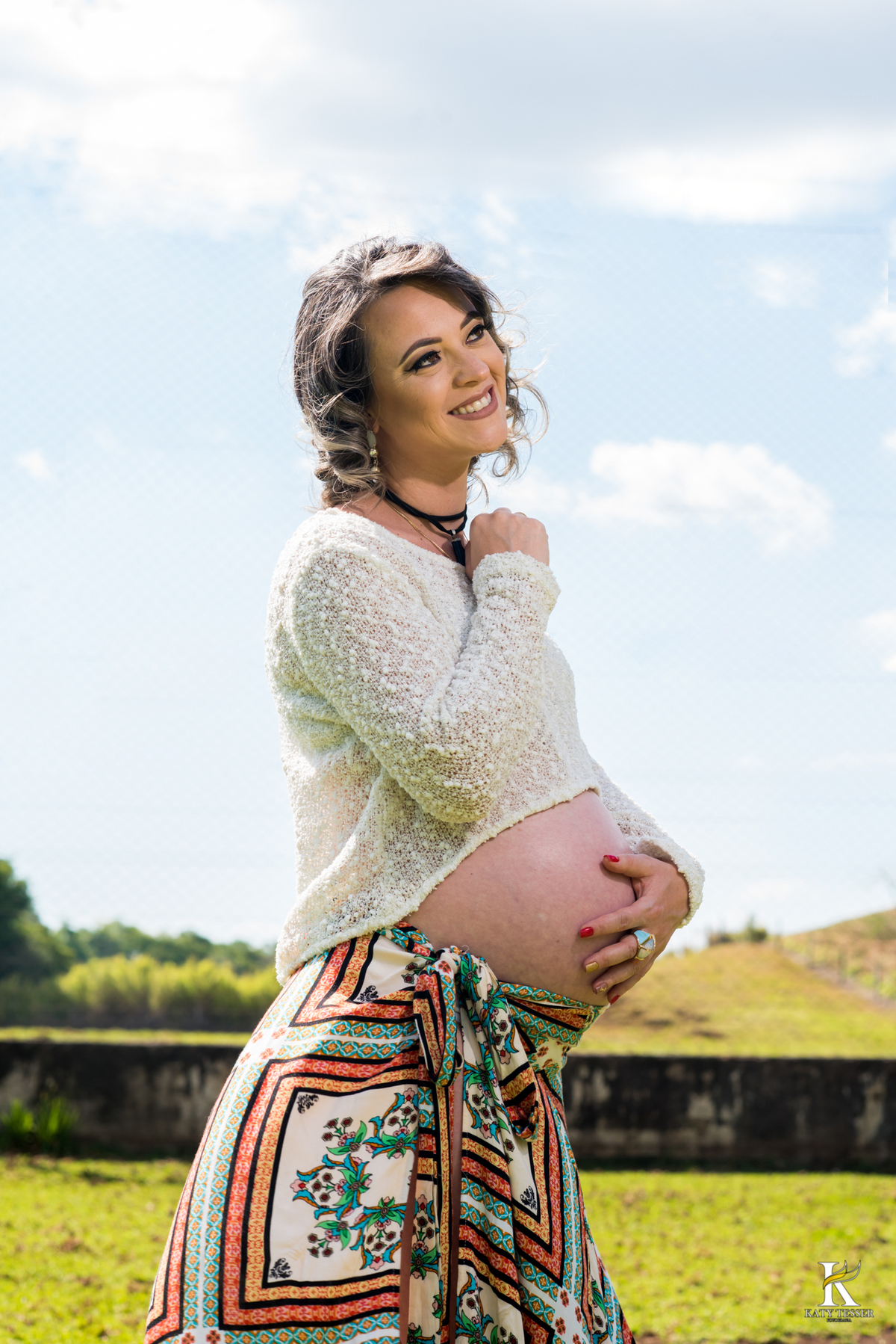 Book gestante honorio serpa com o marido e o cachorro na fazenda