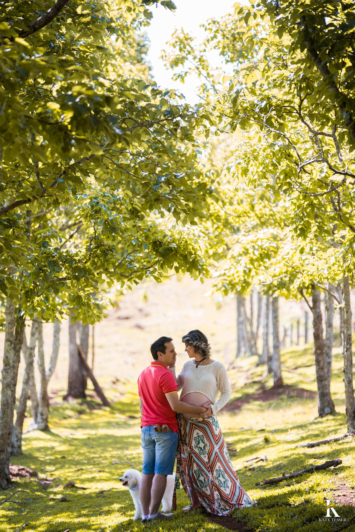 Book gestante honorio serpa com o marido e o cachorro na fazenda
