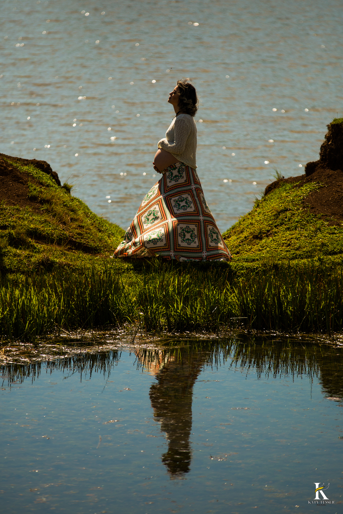 Book gestante honorio serpa com o marido e o cachorro na fazenda