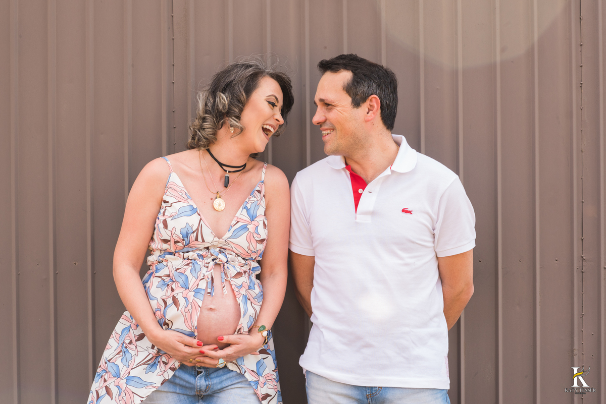 Book gestante honorio serpa com o marido e o cachorro na fazenda