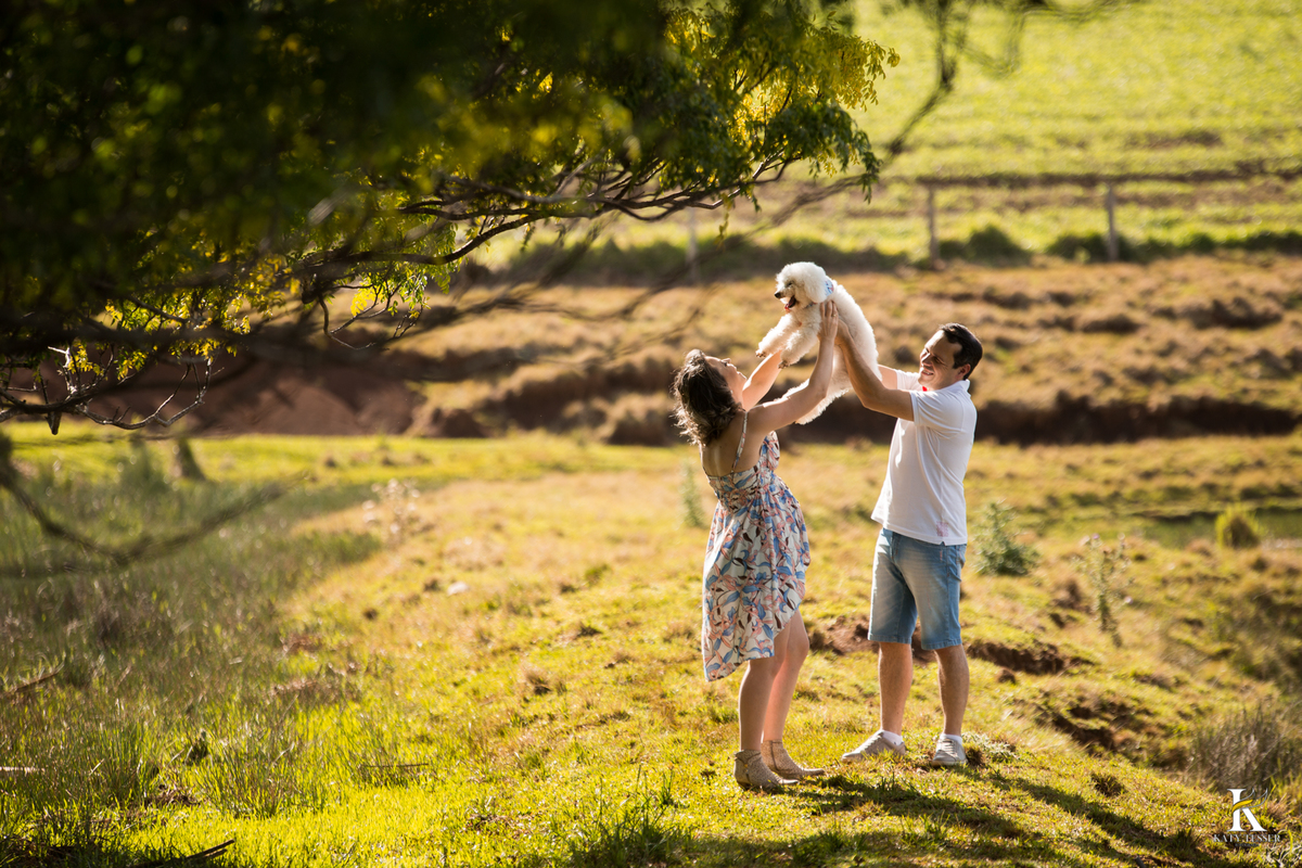 Book gestante honorio serpa com o marido e o cachorro na fazenda