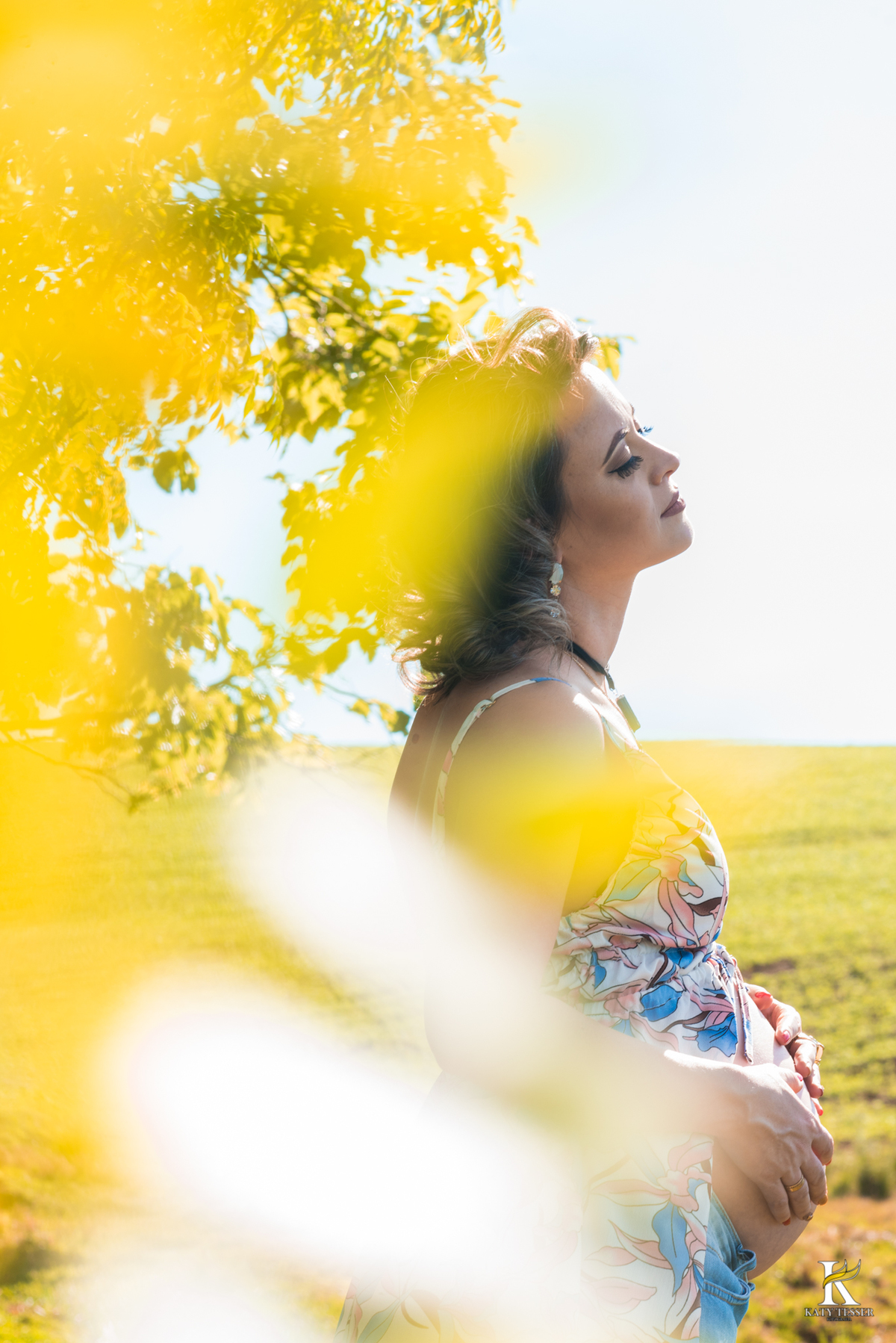 Book gestante honorio serpa com o marido e o cachorro na fazenda