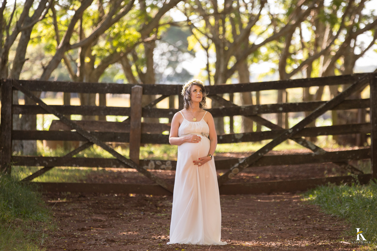 Book gestante honorio serpa com o marido e o cachorro na fazenda