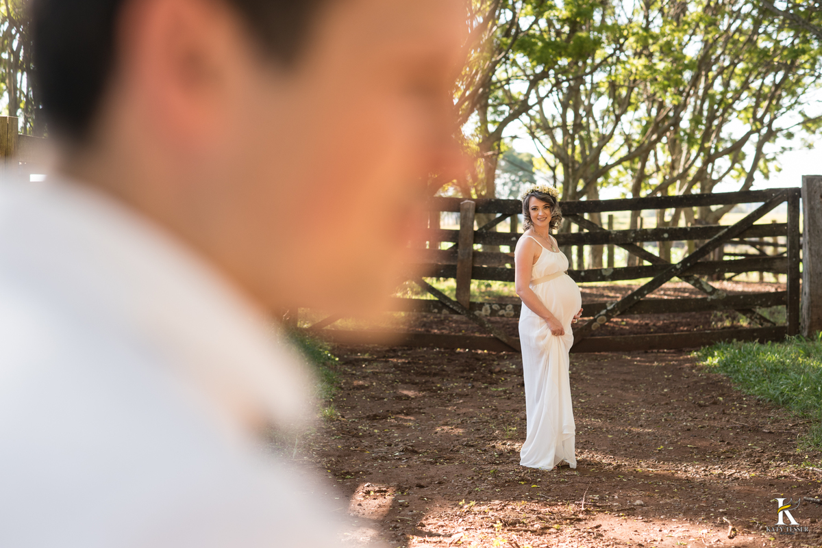 Book gestante honorio serpa com o marido e o cachorro na fazenda