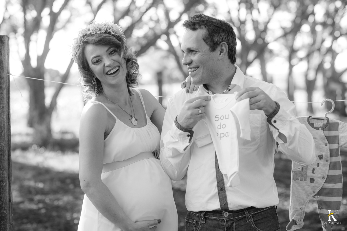 Book gestante honorio serpa com o marido e o cachorro na fazenda