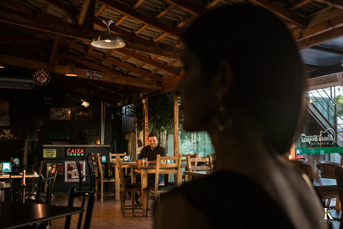 book pre casamento em coronel vivida na fazenda san rafael e no blues burger da noiva carla e do noivo fabio no bar do primeiro encontro