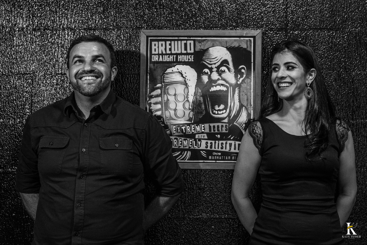 book pre casamento em coronel vivida na fazenda san rafael e no blues burger da noiva carla e do noivo fabio no bar do primeiro encontro