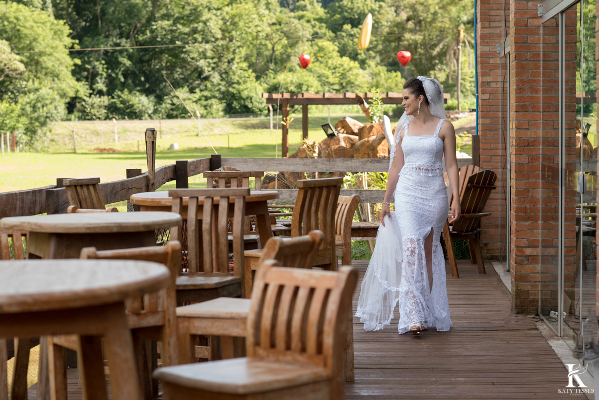 Casamento ao ar livre de dia na cabana manhare em Francisco beltrao parana de Ademir ana Paula as fotos de katy tesser fotografo na sessão de fotos da noiva
