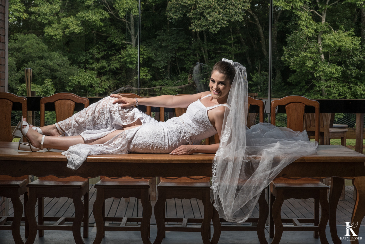 Casamento ao ar livre de dia na cabana manhare em Francisco beltrao parana de Ademir ana Paula as fotos de katy tesser fotografo na sessão de fotos da noiva
