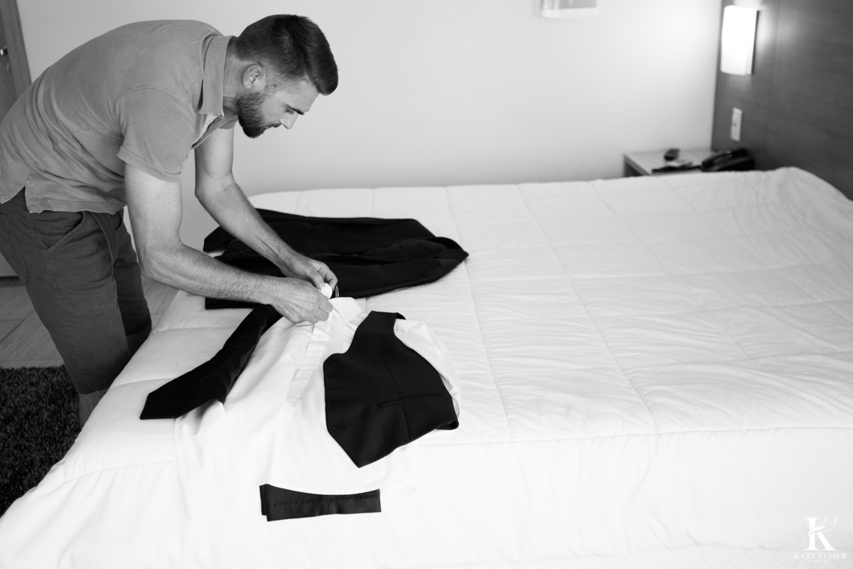 Casamento ao ar livre de dia na cabana manhare em Francisco beltrao parana de Ademir ana Paula as fotos de katy tesser fotografo no making of do noivo no Hotel usando o terno sapato e gravata