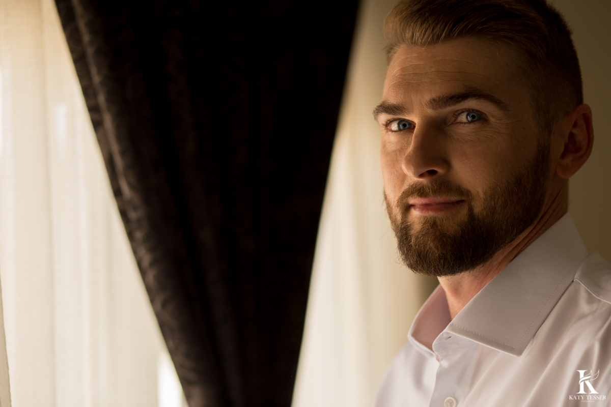 Casamento ao ar livre de dia na cabana manhare em Francisco beltrao parana de Ademir ana Paula as fotos de katy tesser fotografo no making of do noivo no Hotel usando o terno sapato e gravata