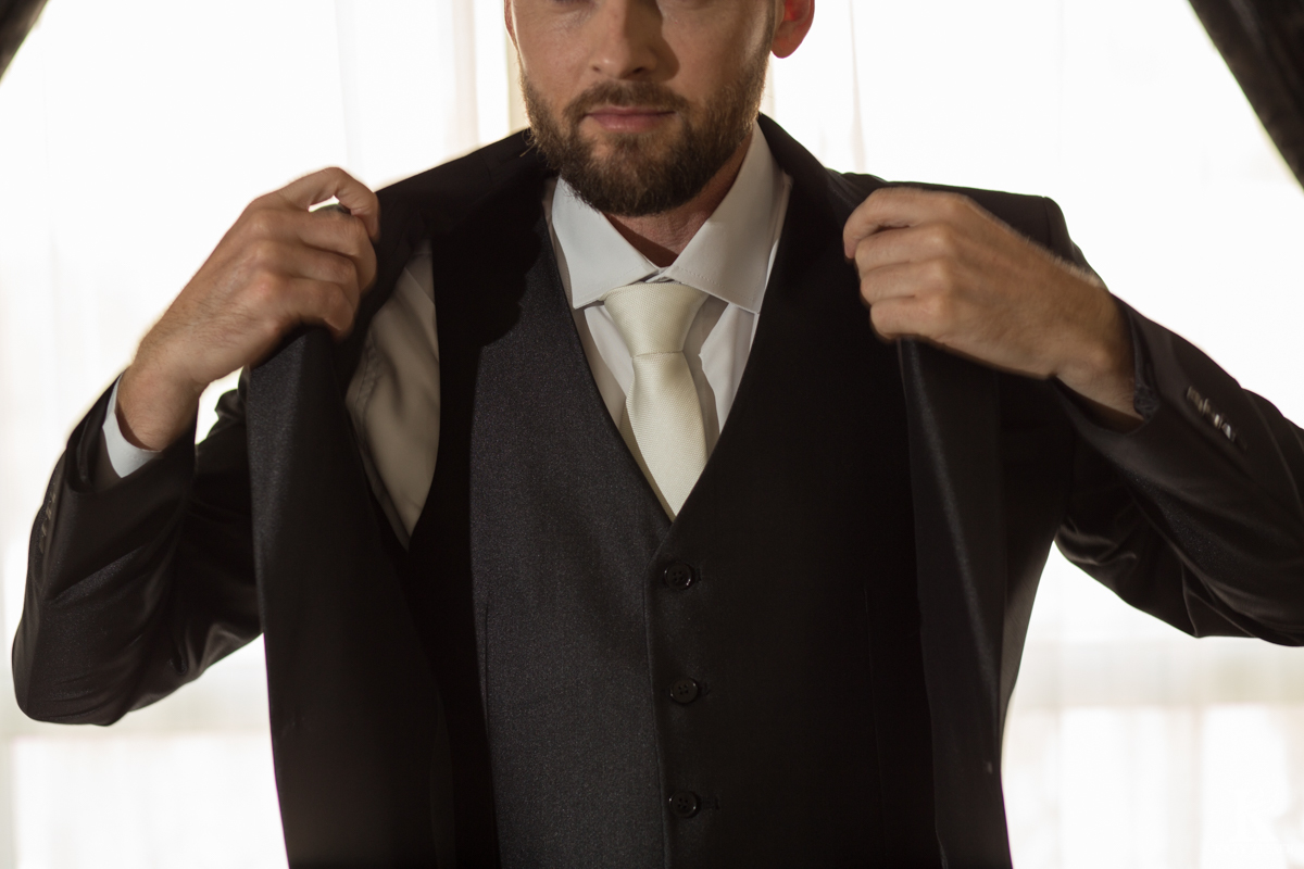 Casamento ao ar livre de dia na cabana manhare em Francisco beltrao parana de Ademir ana Paula as fotos de katy tesser fotografo no making of do noivo no Hotel usando o terno sapato e gravata