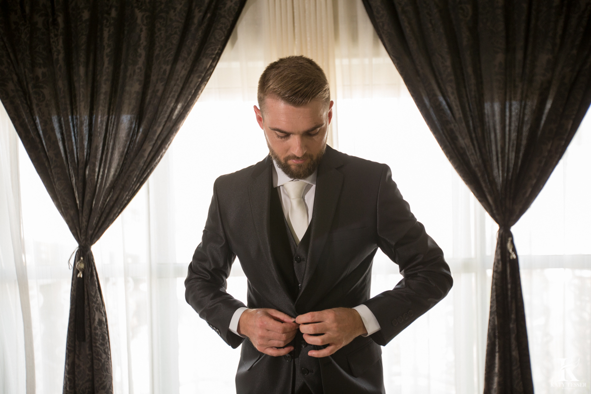 Casamento ao ar livre de dia na cabana manhare em Francisco beltrao parana de Ademir ana Paula as fotos de katy tesser fotografo no making of do noivo no Hotel usando o terno sapato e gravata