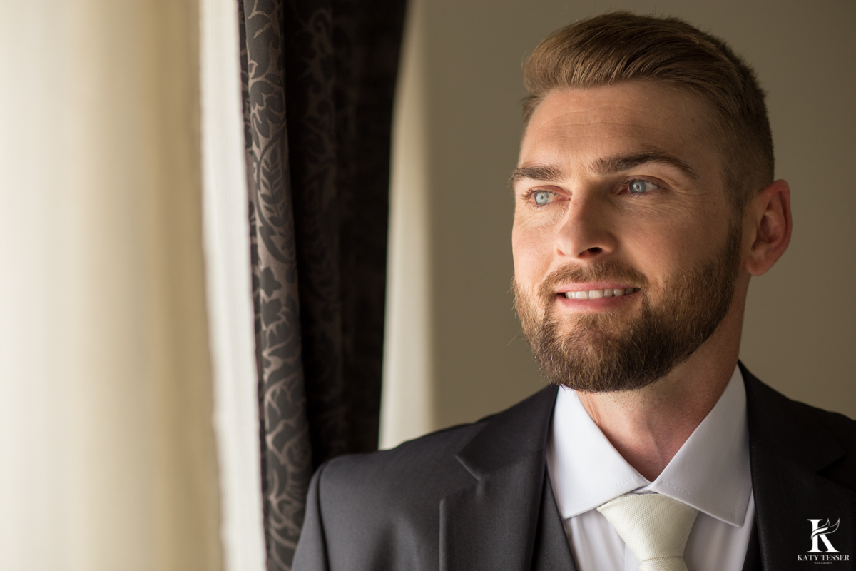 Casamento ao ar livre de dia na cabana manhare em Francisco beltrao parana de Ademir ana Paula as fotos de katy tesser fotografo no making of do noivo no Hotel usando o terno sapato e gravata