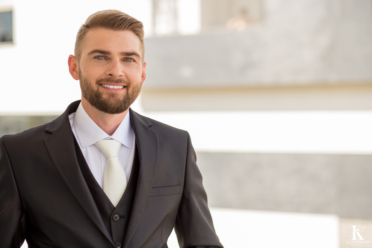 Casamento ao ar livre de dia na cabana manhare em Francisco beltrao parana de Ademir ana Paula as fotos de katy tesser fotografo no making of do noivo no Hotel usando o terno sapato e gravata