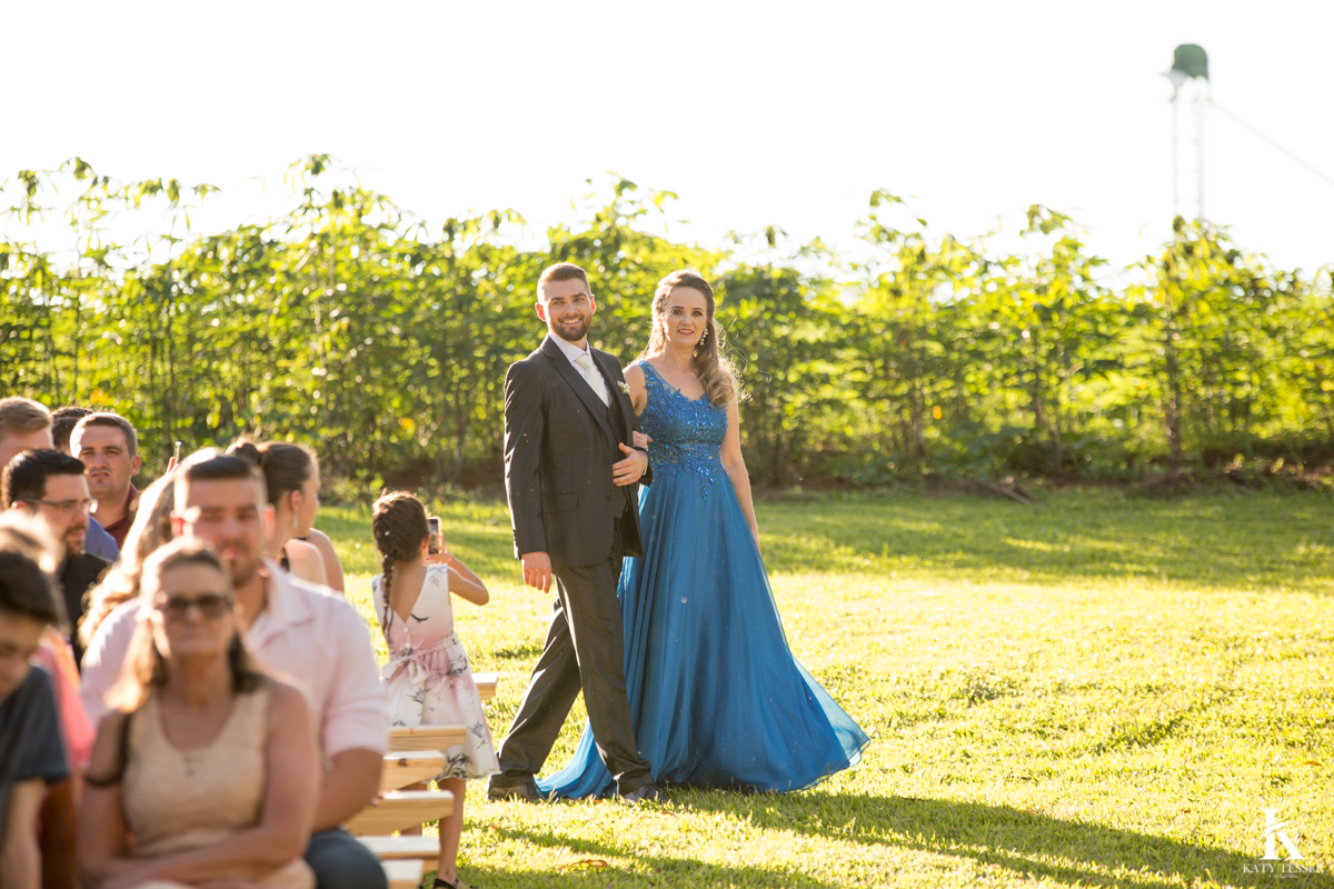 Casamento ao ar livre de dia na cabana manhare em Francisco beltrao parana de Ademir ana Paula as fotos de katy tesser fotografo na entrada do noivo