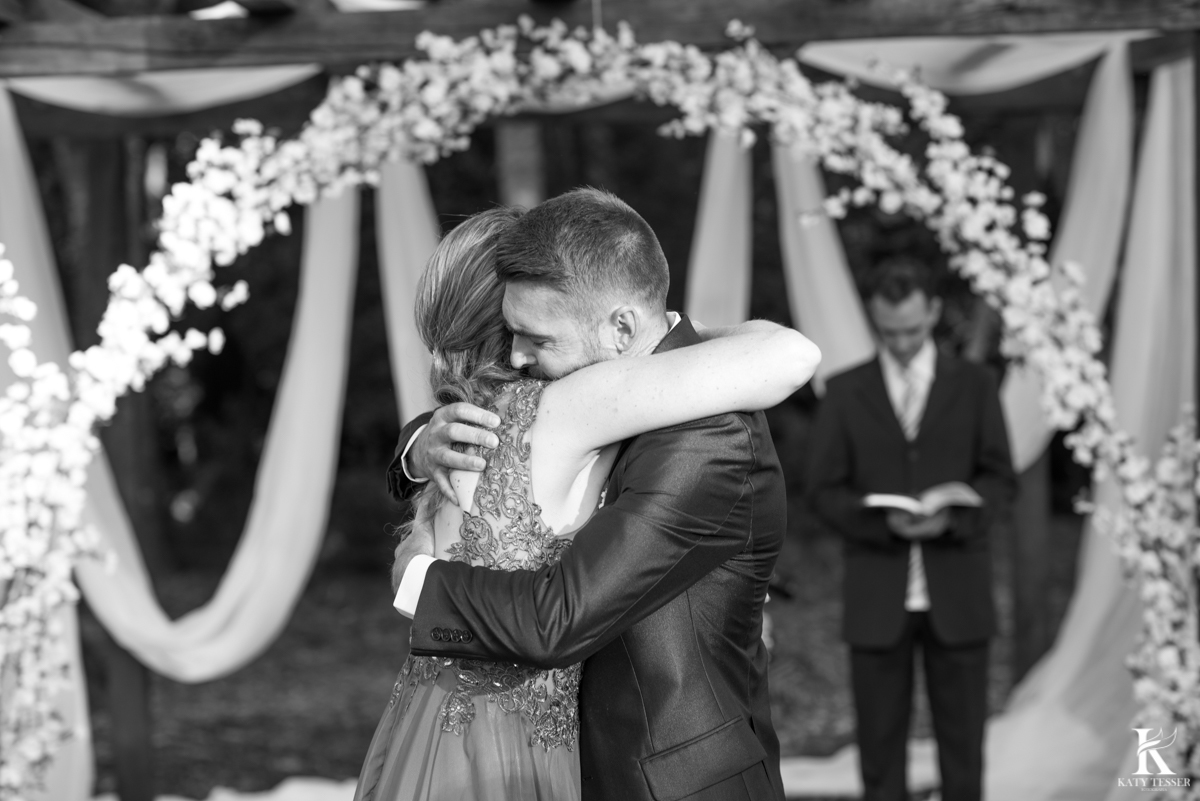 Casamento ao ar livre de dia na cabana manhare em Francisco beltrao parana de Ademir ana Paula as fotos de katy tesser fotografo no making of do noivo no Hotel usando o terno sapato e gravata na entrada do noivo com a irma
