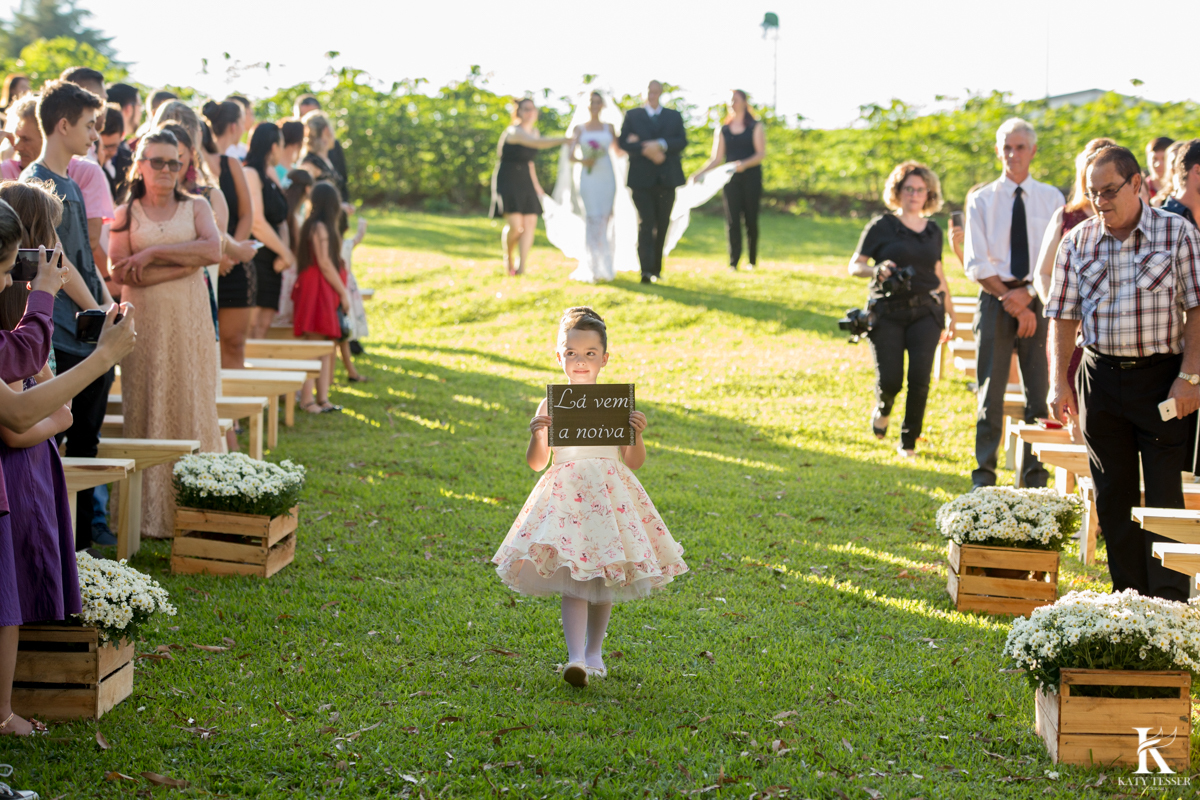 Casamento ao ar livre de dia na cabana manhare em Francisco beltrao parana de Ademir ana Paula as fotos de katy tesser fotografo na entrada da noiva