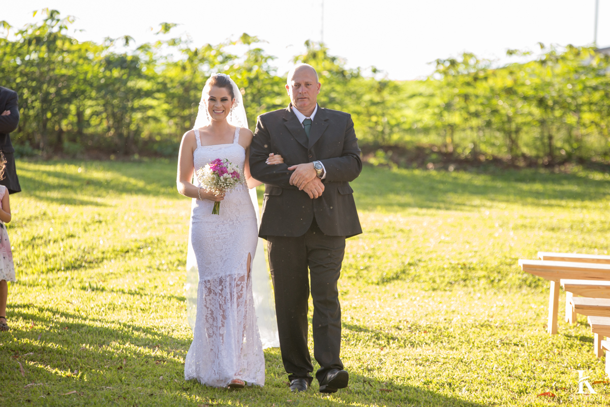 Casamento ao ar livre de dia na cabana manhare em Francisco beltrao parana de Ademir ana Paula as fotos de katy tesser fotografo na entrada da noiva