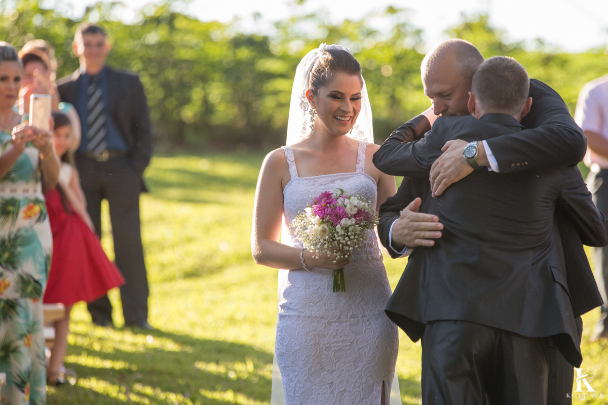 Casamento ao ar livre de dia na cabana manhare em Francisco beltrao parana de Ademir ana Paula as fotos de katy tesser fotografo entrada da noiva