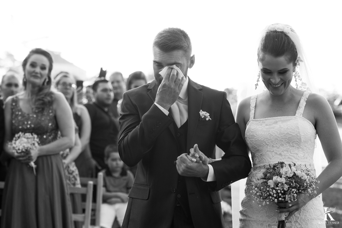 Casamento ao ar livre de dia na cabana manhare em Francisco beltrao parana de Ademir ana Paula as fotos de katy tesser fotografo noivo emocionado na entrada da noiva