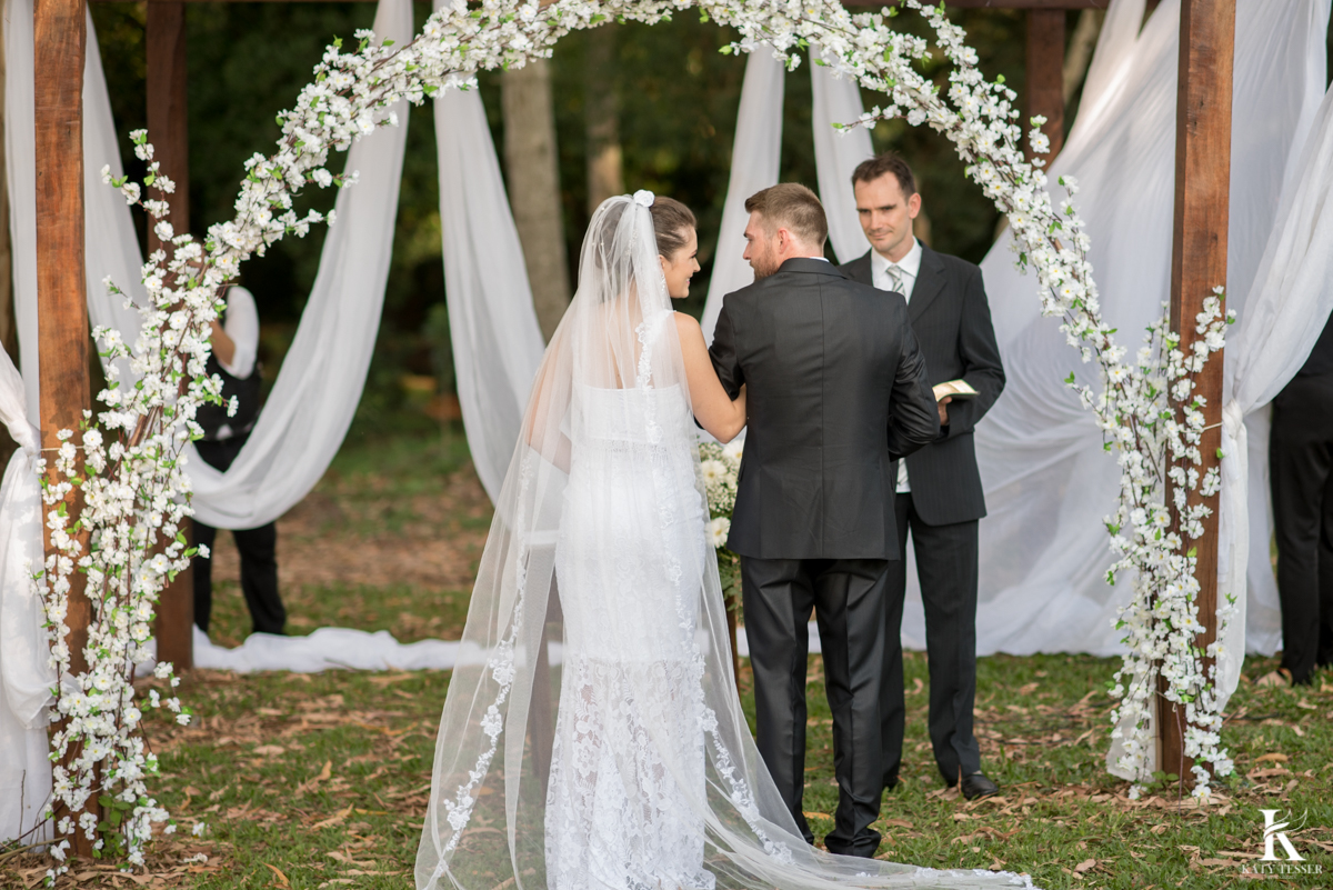 Casamento ao ar livre de dia na cabana manhare em Francisco beltrao parana de Ademir ana Paula as fotos de katy tesser fotografo na cerimonia com pergolado com flores