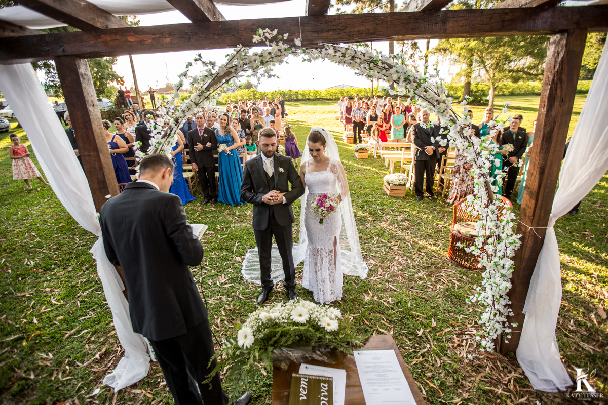Casamento ao ar livre de dia na cabana manhare em Francisco beltrao parana de Ademir ana Paula as fotos de katy tesser fotografo na cerimonia religiosa no pergolado com flores
