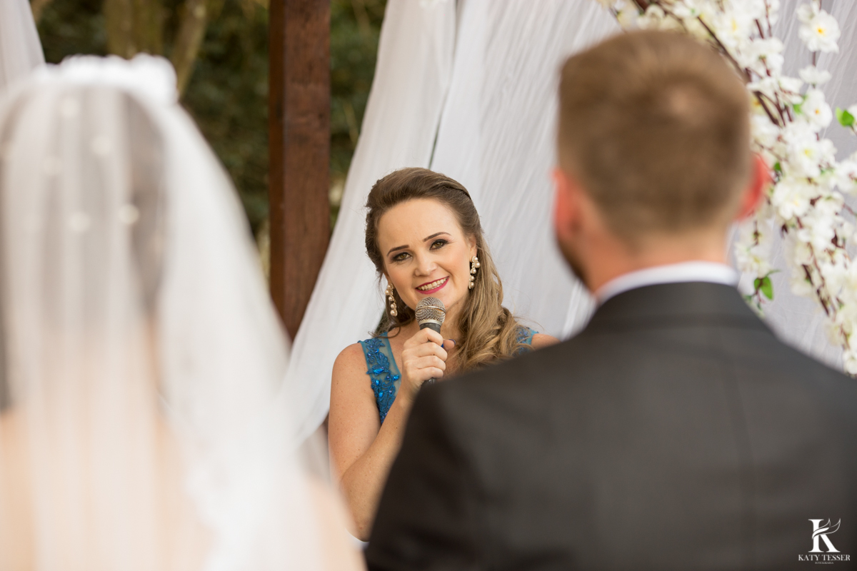 Casamento ao ar livre de dia na cabana manhare em Francisco beltrao parana de Ademir ana Paula as fotos de katy tesser fotografo