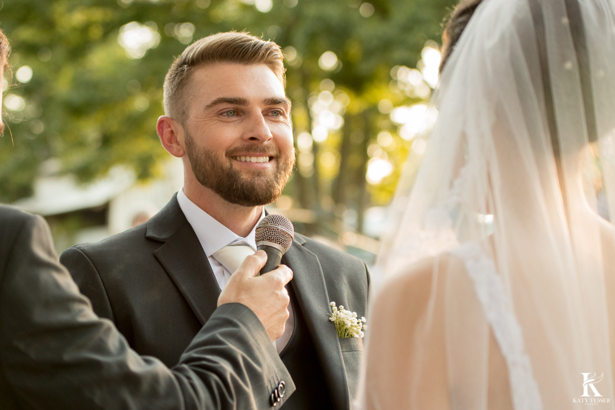 Casamento ao ar livre de dia na cabana manhare em Francisco beltrao parana de Ademir ana Paula as fotos de katy tesser fotografo nos votos dos noivos