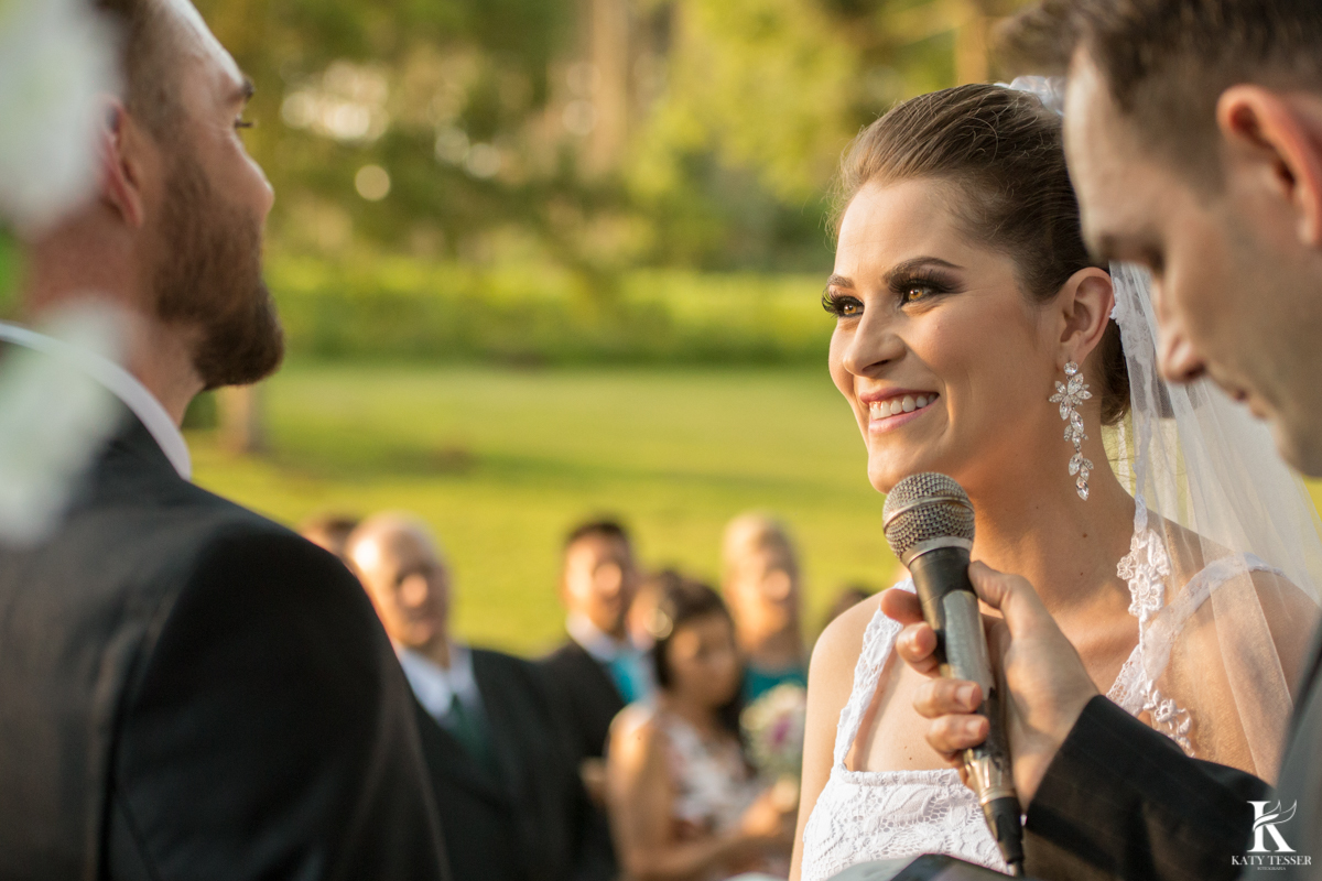 Casamento ao ar livre de dia na cabana manhare em Francisco beltrao parana de Ademir ana Paula as fotos de katy tesser fotografo nos votos dos noivos