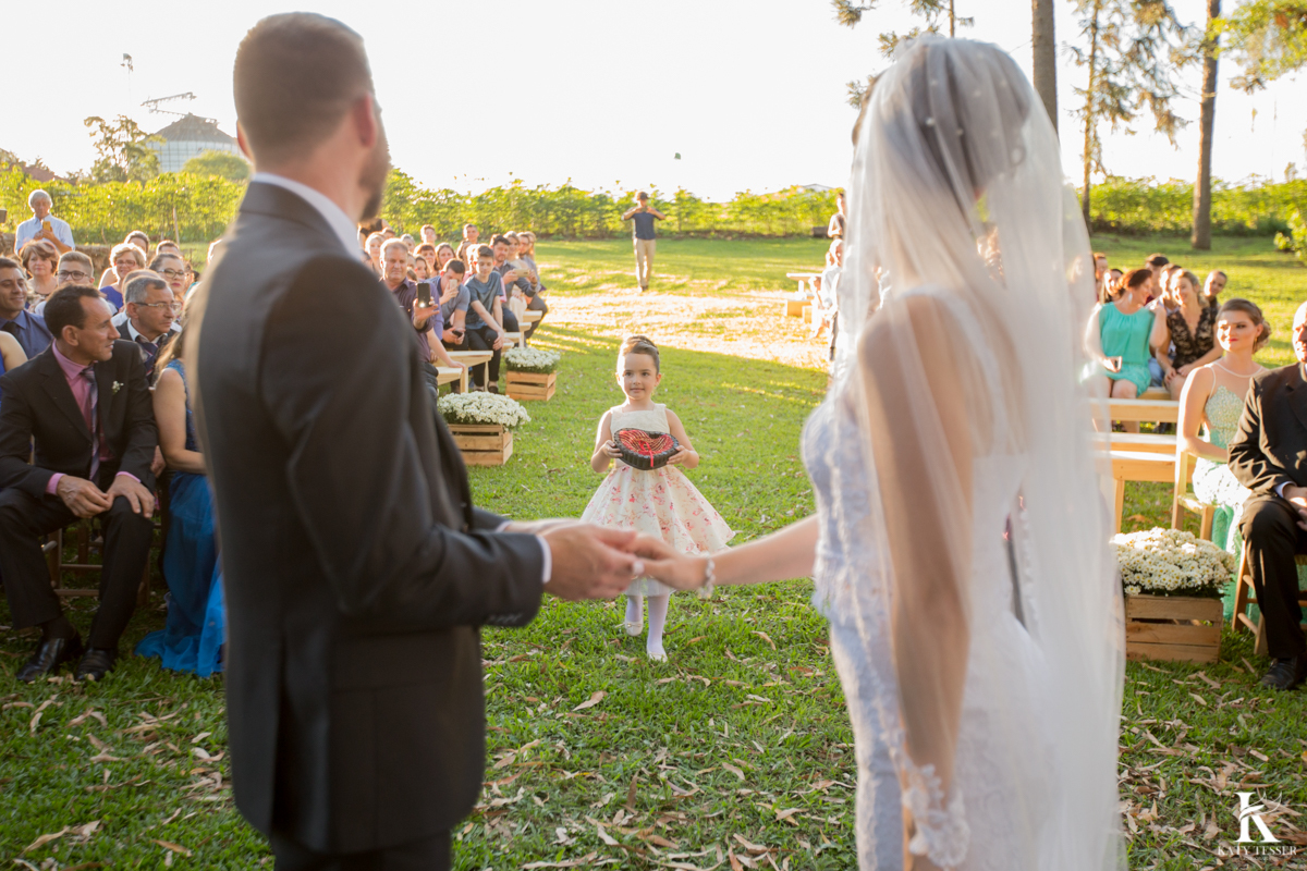 Casamento ao ar livre de dia na cabana manhare em Francisco beltrao parana de Ademir ana Paula as fotos de katy tesser fotografo na entrada das alianças